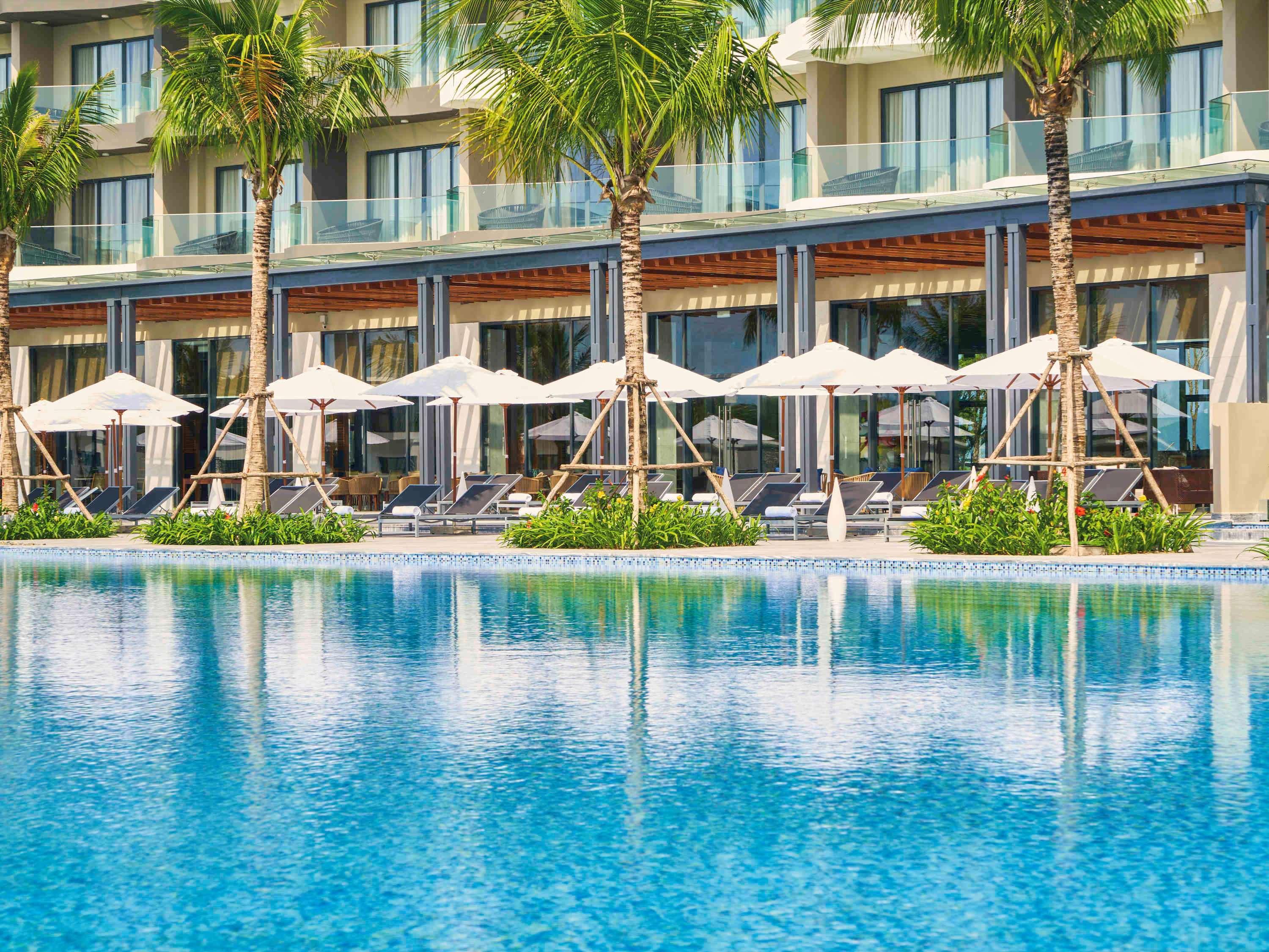 Moevenpick Villas & Residences Дуонг-Донг Экстерьер фото The pool at the hotel
