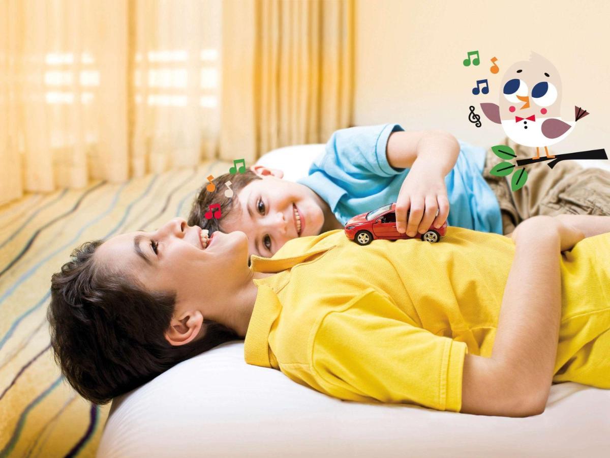 Moevenpick Villas & Residences Дуонг-Донг Экстерьер фото A child with autism playing with a toy car